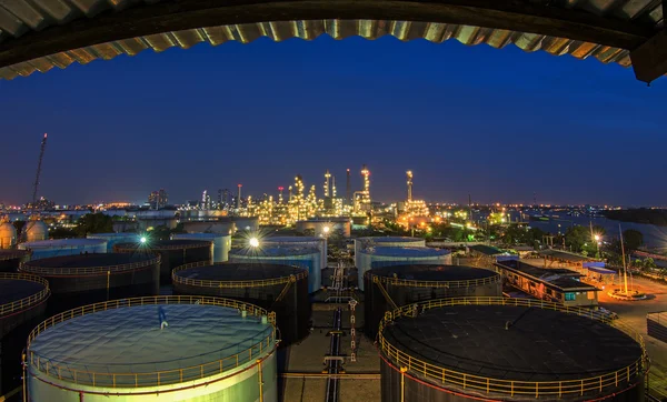 Paisaje de la industria de refinerías de petróleo — Foto de Stock