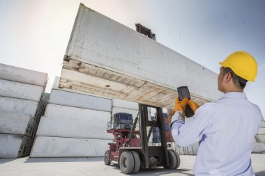 Foreman'ı kontrol forklift konteyner kutu taşıma