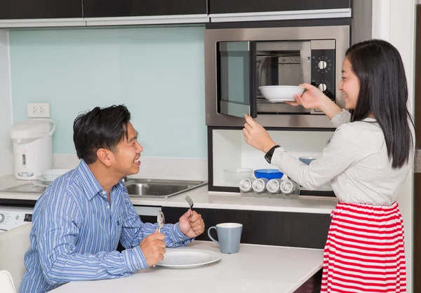 Kuchyň pokoj s asijskými rodina — Stock fotografie