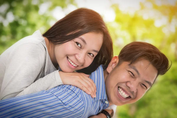 Retrato de um casal feliz rindo da câmera — Fotografia de Stock