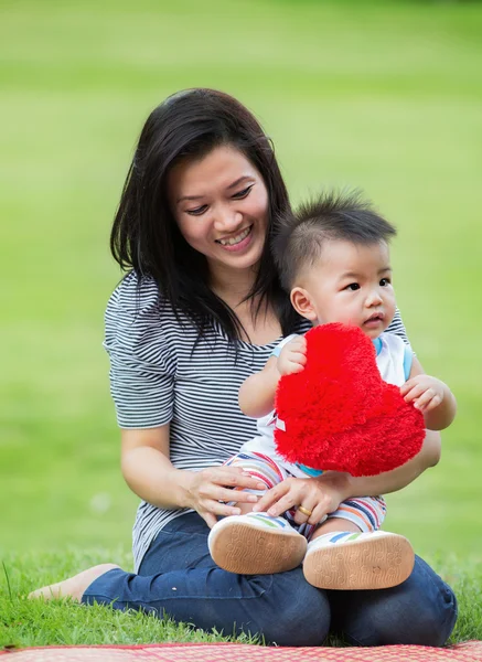 Schöne asiatische Mutter und Baby — Stockfoto