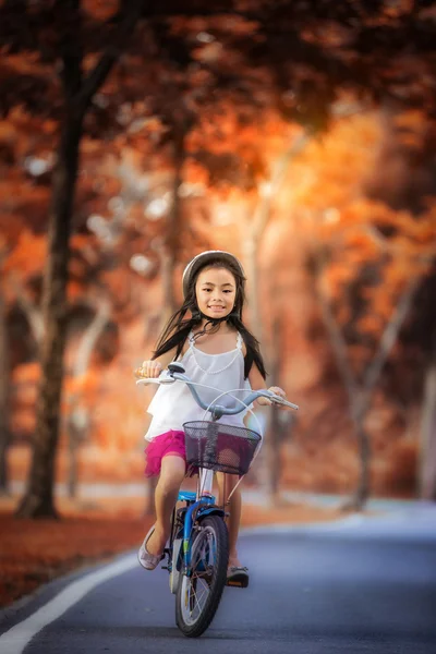 小女孩在公园里骑自行车 — 图库照片