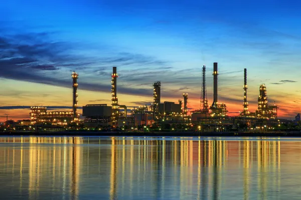 Planta petroquímica en tiempo nocturno —  Fotos de Stock