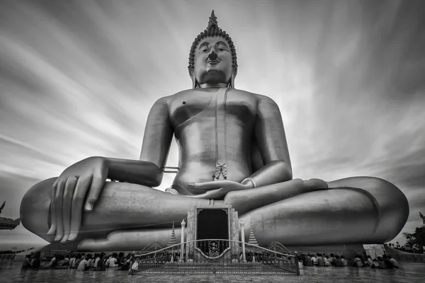 Journée Makha Bucha aux chandelles à Wat Muang — Photo