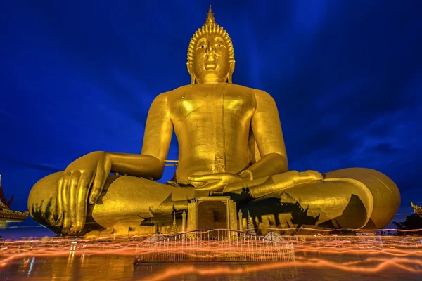 Journée Makha Bucha aux chandelles à Wat Muang — Photo