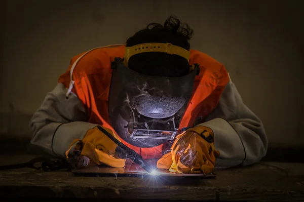 Worker welding the steel part — Stock Photo, Image