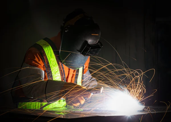 Arbeiter arbeiten hart beim Schweißen — Stockfoto