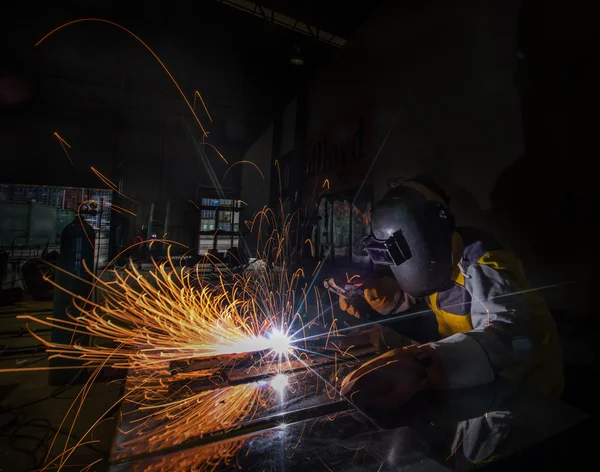 Worker welding — Stock Photo, Image