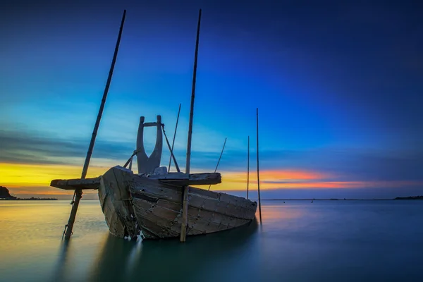 Barco de pesca varado — Foto de Stock