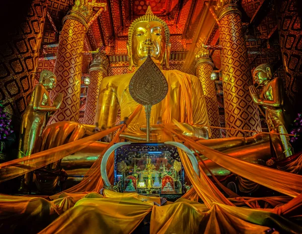 People work with cloth on Buddha — Stock Photo, Image