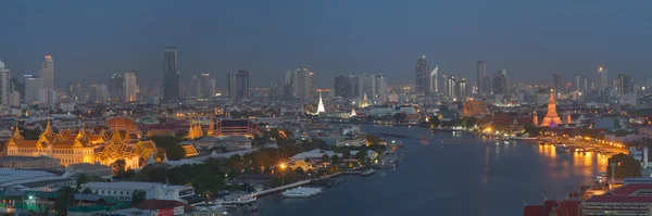 Großer palast in der dämmerung in bangkok — Stockfoto