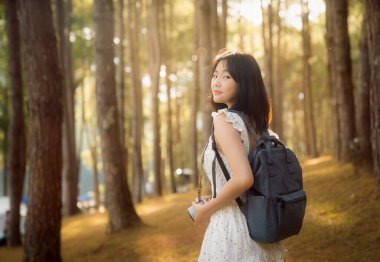 Asyalı kız seyahat eder ve Pang umg Park, Pangung, Mae Hung 'un köprüsünde yürür.