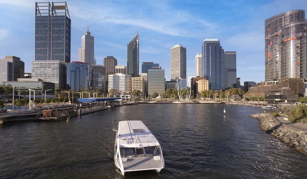 Elizabeth Quay Perth, Batı Avustralya 'nın başkenti, Kuğu Nehri' nin güneybatı kıyısı ile birleştiği yer..