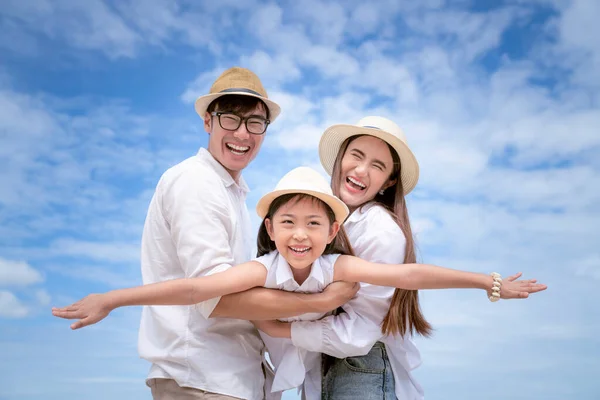 Aziatisch Familie Plezier Spelen Verzamelen Met Blauwe Lucht Achtergrond — Stockfoto