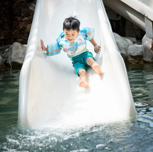 Aziatische Jongen Spelen Slider Water Gebied Met Badpak Een Zwembad — Stockfoto