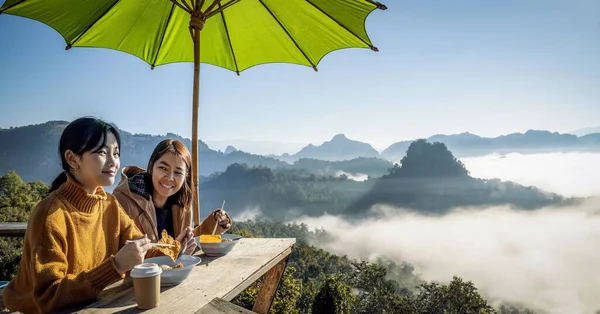 Aziatisch Reiziger Met Camera Nemen Foto Voor Een Mist Een — Stockfoto