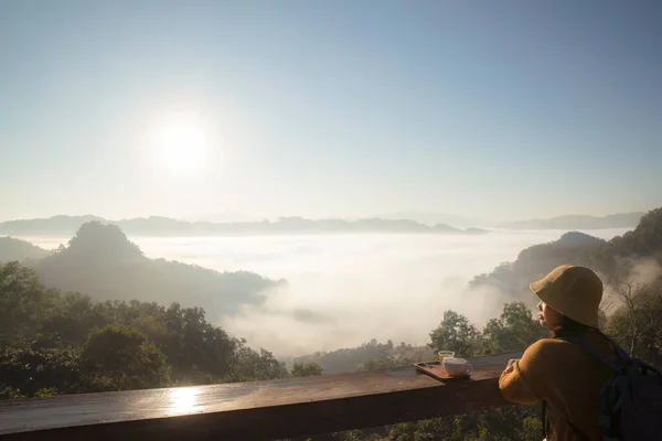 Asiático Viajante Com Câmera Tirar Foto Para Nevoeiro Uma Montanha — Fotografia de Stock