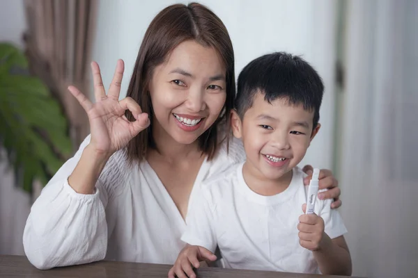 Mãe Teste Covid19 Para Seu Filho Com Saliva Atk Casa — Fotografia de Stock