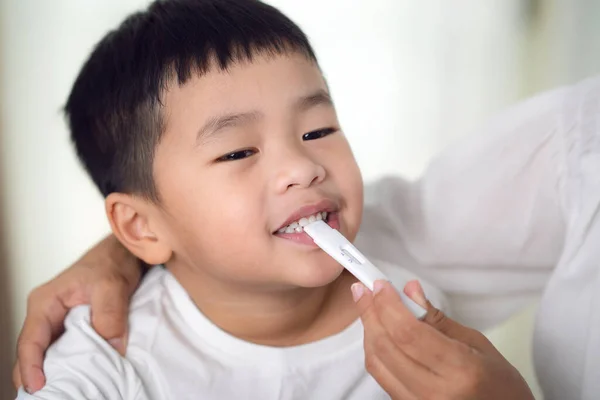 Mãe Teste Covid19 Para Seu Filho Com Saliva Atk Casa — Fotografia de Stock