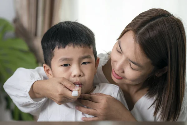 Mutter Testen Covid19 Für Ihren Sohn Mit Speichel Atk Hause — Stockfoto