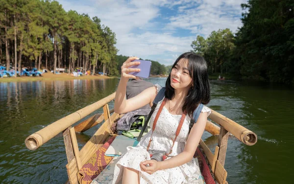 Азиатская Девушка Путешественница Селфи Бамбуковой Лодке Пангунге Пан Мае Хонг — стоковое фото