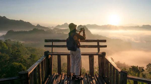 Asiatisk Resenär Med Kamera Foto För Dimma Ett Berg Japo — Stockfoto