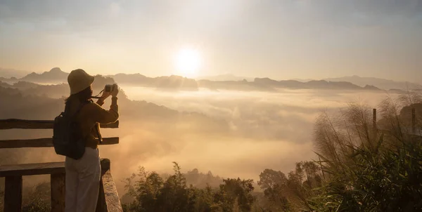 Azjatycki Podróżnik Aparatem Fotograficznym Zrobić Zdjęcie Dla Mgły Górze Wiosce — Zdjęcie stockowe