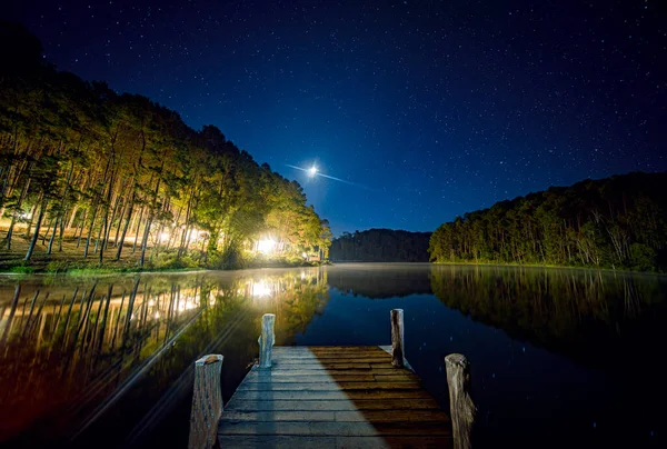 泰国麻红儿子 潘宫公园的林桥 夜间星光闪烁 — 图库照片