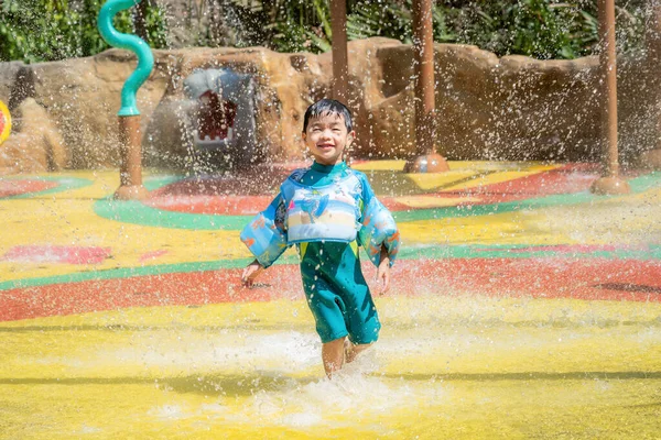 Azji Chłopiec Grać Biegać Obszarze Wody Sprayu Strój Kąpielowy Basenie — Zdjęcie stockowe