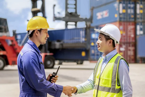 Kundenservice Mitarbeiter Erklären Seinem Kunden Containerschrank Der Reederei Die Containerspezifikation — Stockfoto