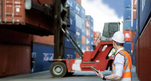 промышленный рабочий контролирует загрузку контейнеров по рации в импортном экспортном бизнесе. изолированные на белом фоне.