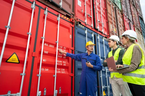 Kundenservice Mitarbeiter Erklären Seinem Kunden Containerschrank Der Reederei Die Containerspezifikation — Stockfoto