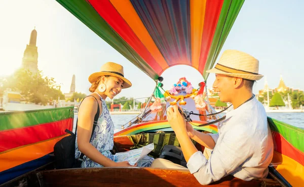 Asian Couple Travel Bangkok Longtail Boat Arun Temple Background — Stock Fotó