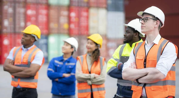 Manager Teamwork Staan Container Depo Bedrijfsgebied Groep Van Werknemers Logistieke — Stockfoto