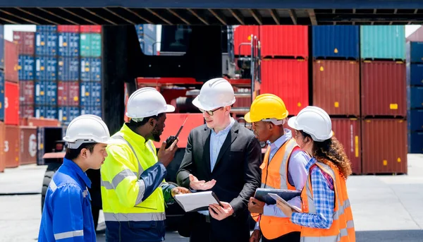 Manager Staat Ontmoet Zijn Personeel Container Depo Bedrijfsgebied Werknemer Logistiek — Stockfoto