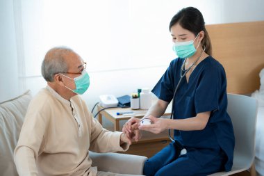 Bakım evindeki Asyalı hemşire nabız ve oksijen doygunluğunu ölçtü. Covid19 'dan hasta olan yaşlı adama kadar.