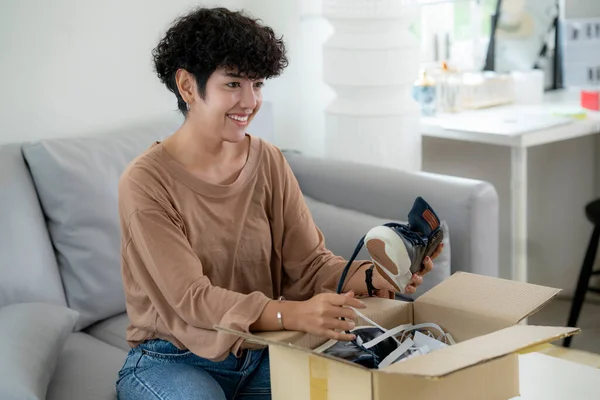 Latin Woman Recive Package Unbox Open Box Satisfied Her Shoe — Stock Photo, Image