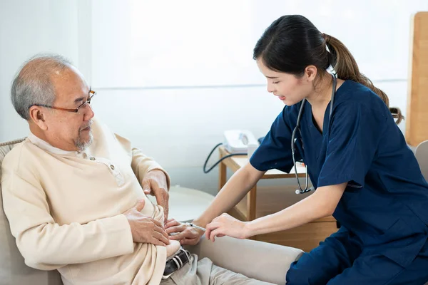 老人ホームサービスでアジアの看護師老人は 血液中の高糖を防ぐためにインスリンを注入することにより 老人は糖尿病です — ストック写真