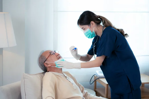 Asian Nurs Nursing Home Survice Old Man Check Covid19 Atk — Stock Photo, Image