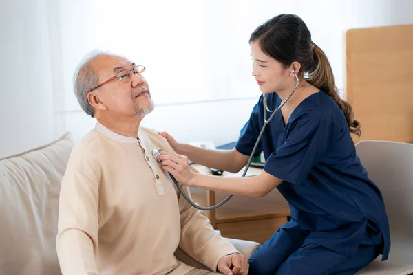 Asijské Starý Muž Roční Kontrola Stetoskopem Podle Sestry Nemocnici — Stock fotografie