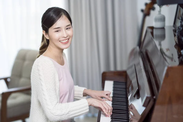 Asiatin Singt Ein Lied Und Spielt Zur Entspannung Wohnzimmer Klavier — Stockfoto