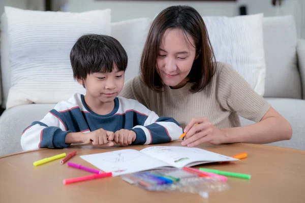 Asiatico Madre Suo Figlio Fare Homwork Togather Suo Casa — Foto Stock