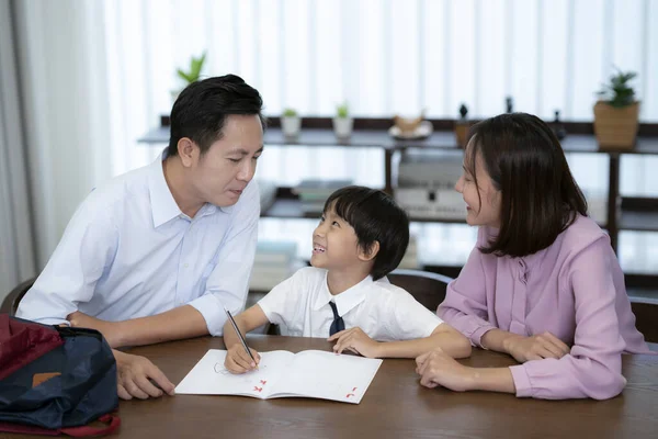 Familia Asiática Padre Madre Hijo Hacen Trabajo Domicilio Dibujando Libro — Foto de Stock