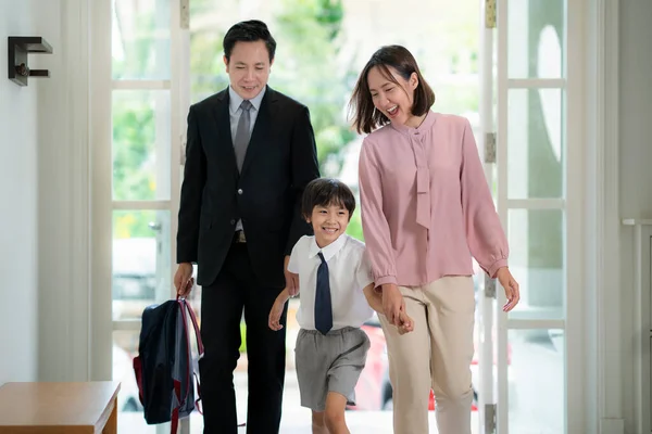 亚洲家庭 母亲和儿子从学校回家 — 图库照片
