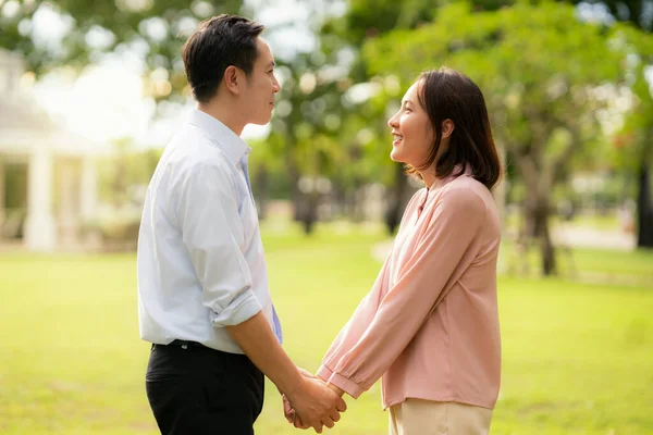 亚洲人在乡村公园谈恋爱 为新婚夫妇拍婚纱照 — 图库照片