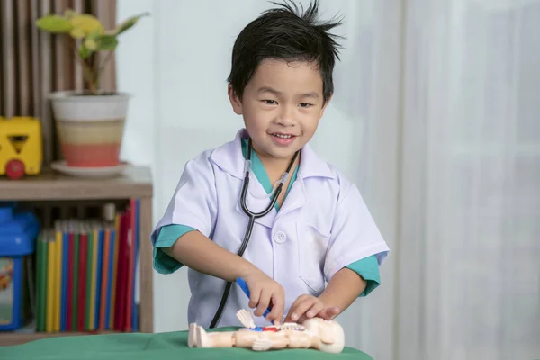 Азиатский Мальчик Играет Хирургии Игрушкой Мечта Будущем Стать Врачом — стоковое фото