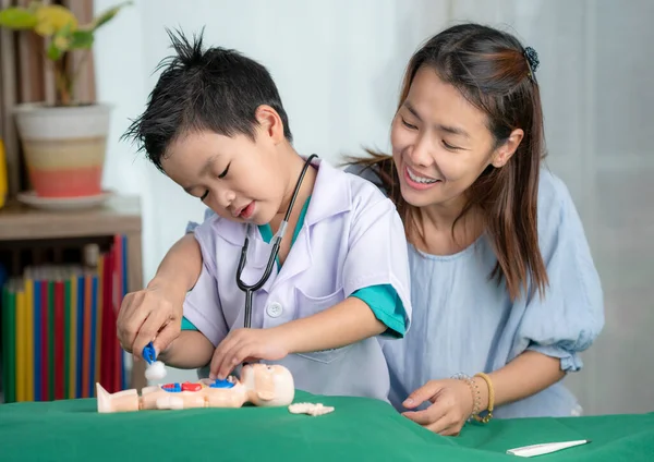 Азиатская Мать Ребенок Играют Доктор Игрушка Собраться Мечта Студента Является — стоковое фото