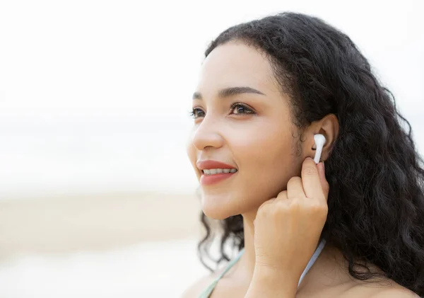Latin Kadın Plajda Koşmak Arasında Cep Telefonuyla Müzik Dinlemekten Hoşlanıyor — Stok fotoğraf