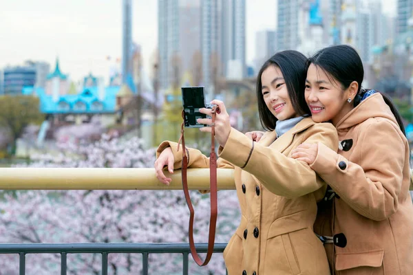 Asian Woman Traveler Mother Her Daughter Take Selfie Togather View — Stok fotoğraf