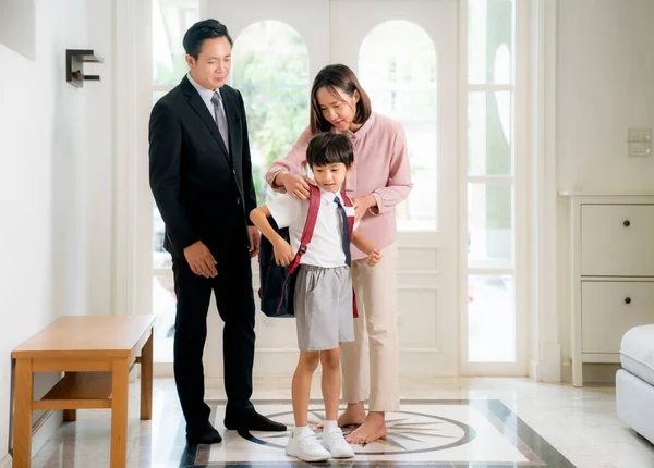 亚洲家庭 母亲和儿子从学校回家 — 图库照片